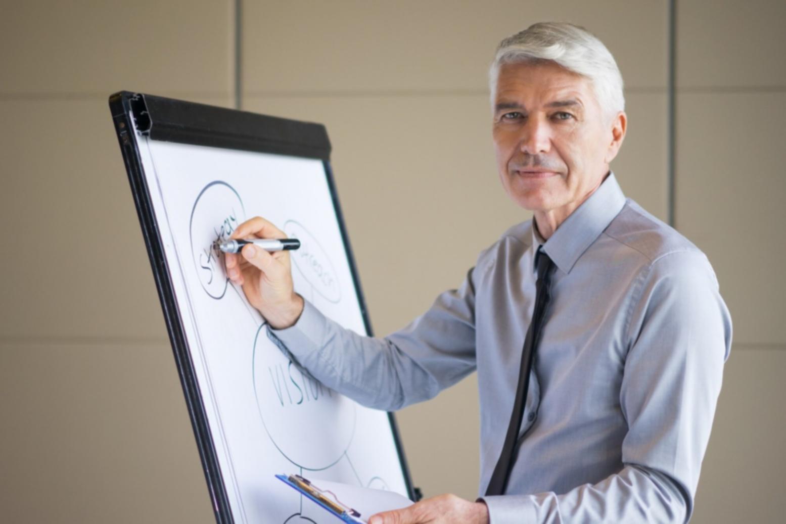Équipe d'experts financiers en réunion stratégique